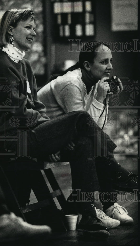 1990 Press Photo Nancy Poremski and Mary Newton Watch Daughters Perform-Historic Images