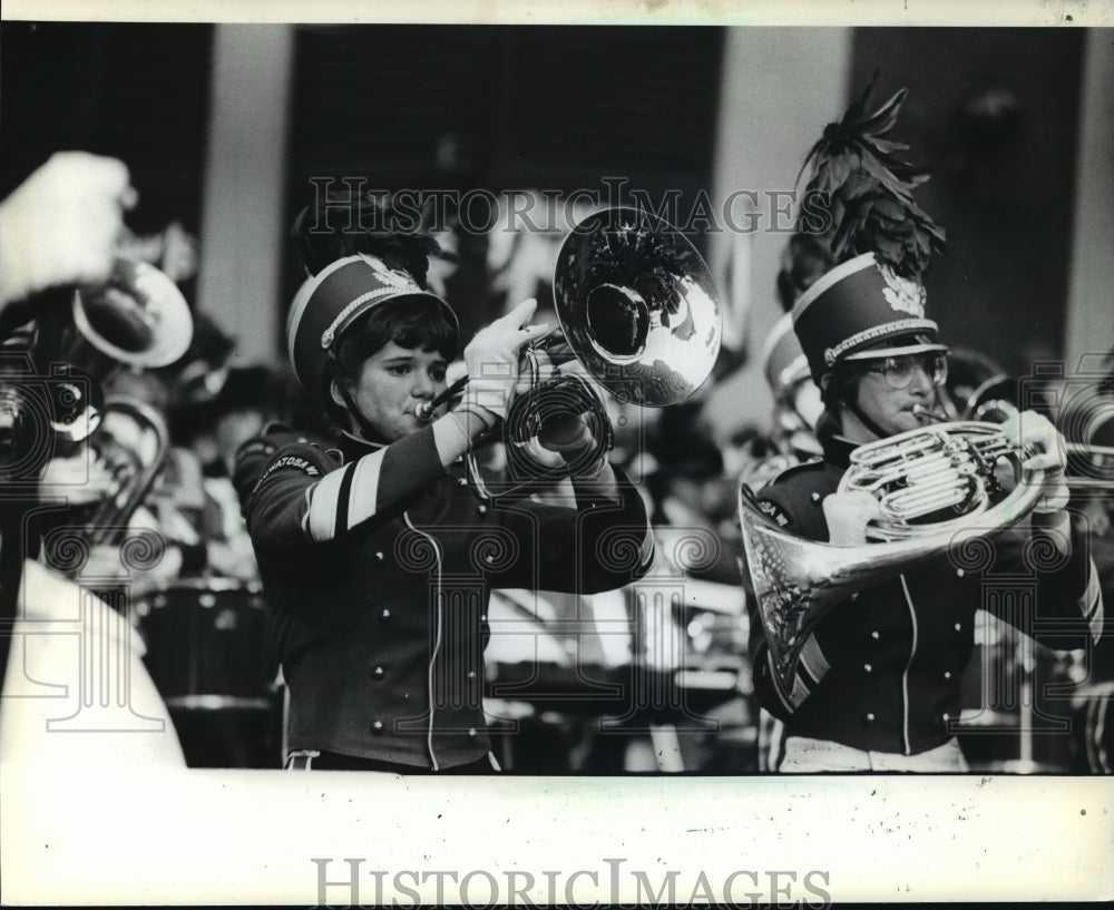 1982 Press Photo A trumpeter played a fanfare outside Macy's in New York - Historic Images