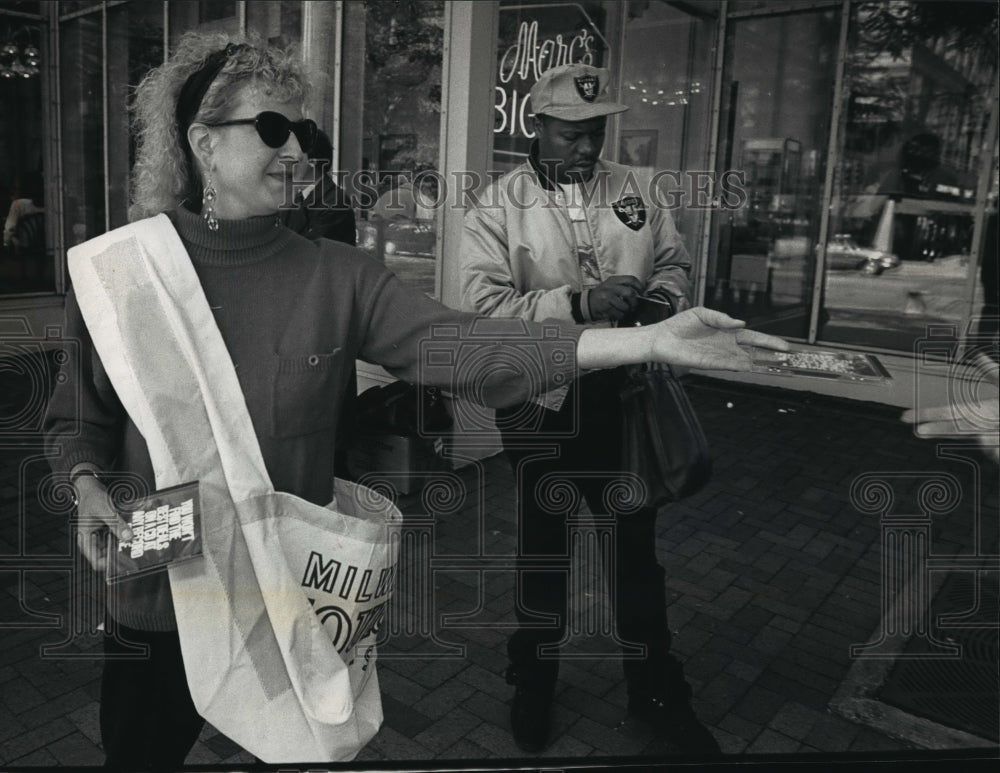 1992 Press Photo Nomi Bence Hands out CDs to Promote Guaranty Bank - mja45682-Historic Images