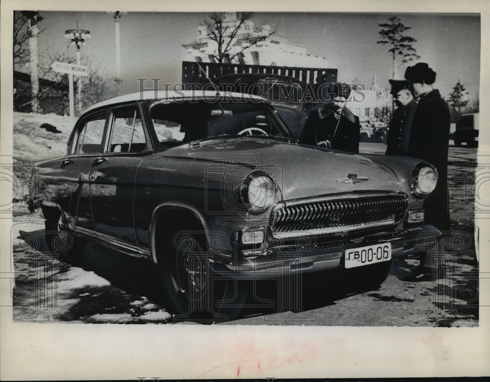 1962 Press Photo Moscow Residents Inspect 1962 Volga - mja45745-Historic Images