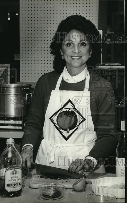 1981 Press Photo Maria Battaglia teaches Italian cooking at Marshall Field & Co - Historic Images