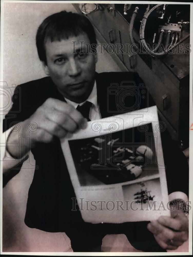 1993 Press Photo John Baumgartner Shows South Korean Firm Brochure - Historic Images