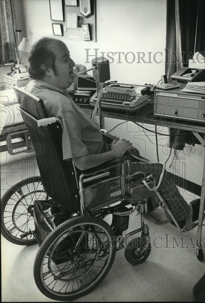 1979 Press Photo Richard Zernach paralyzed from neck down operates own equipment - Historic Images