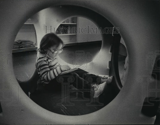 1985 Press Photo Cassie Jo Hintz Learning To Read At The Center - Historic Images