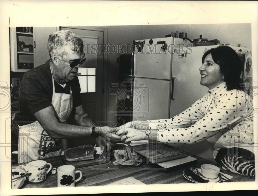 1987 Press Photo Blind-Buck And Carol Share Food Prep And Cleanup Chores - Historic Images