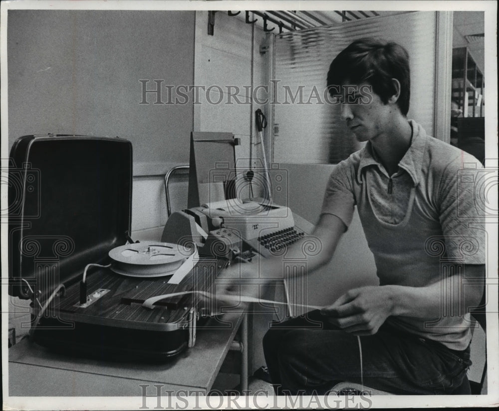 1976 Press Photo Rod Maccoux, Blind, Tries Data Processing - mja45960- Historic Images