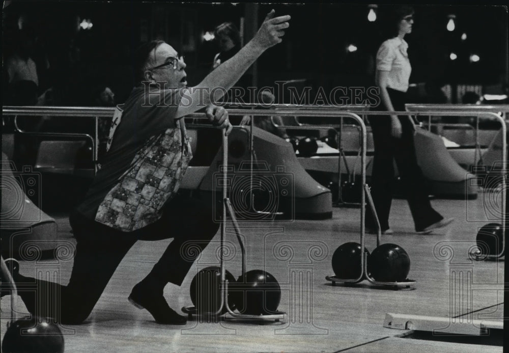 1978 Press Photo Larry Everson Uses Metal Rail for Guiding Blind Bowlers - Historic Images