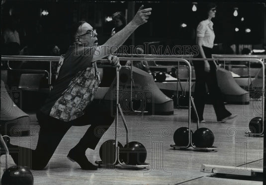 1978 Press Photo Larry Everson Uses Metal Rail for Guiding Blind Bowlers - Historic Images