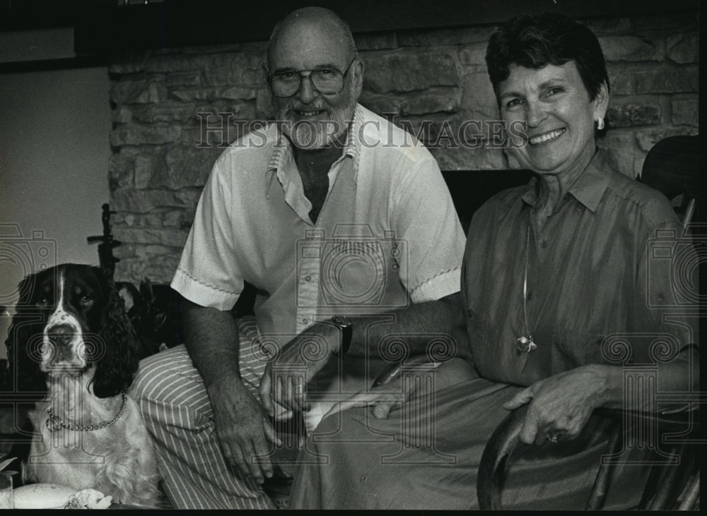 1994 Press Photo John and Jean Batha with their Springer Spaniel Reggie. - Historic Images