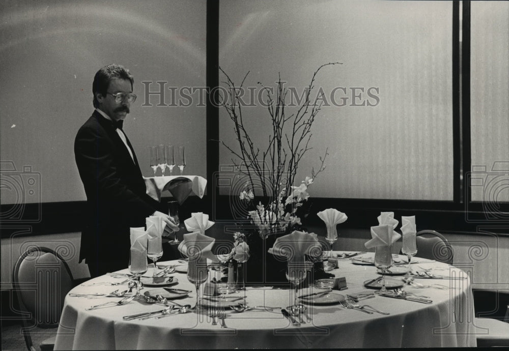 1988 Press Photo Kevin Kobishop sets a table for Wyndham&#39;s New Year&#39;s Eve gala - Historic Images