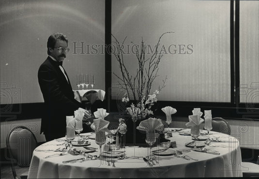1988 Press Photo Kevin Kobishop sets a table for Wyndham's New Year's Eve gala - Historic Images