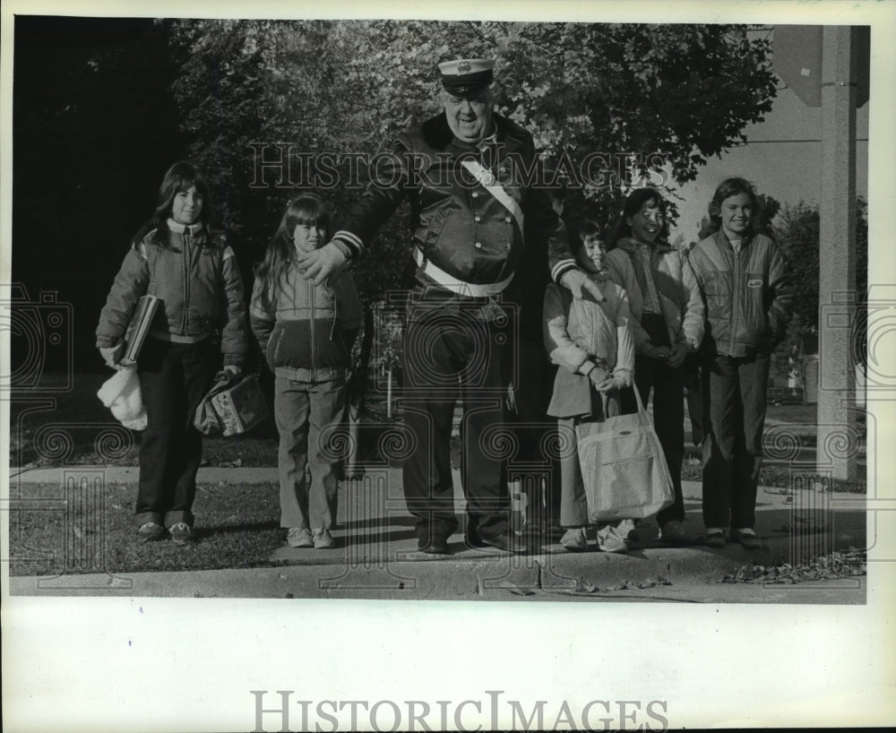 1983 Press Photo George Zerba helps children cross the street at 84th and Wilbur - Historic Images