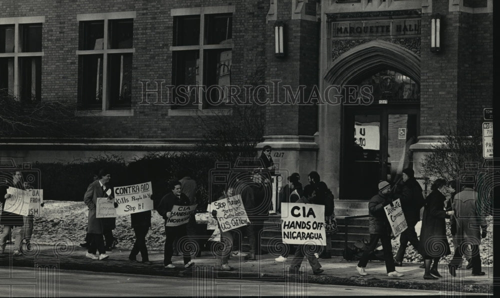 1987 Press Photo Demonstrators Carried Signs Outside Marquette Hall Protesting - Historic Images