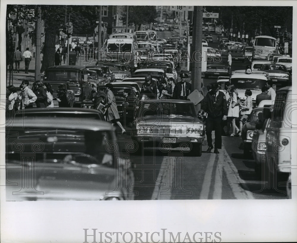 1968 Press Photo Wisconsin Avenue Slowed Because Of Marquette Students Protest - Historic Images