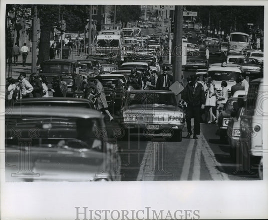 1968 Press Photo Wisconsin Avenue Slowed Because Of Marquette Students Protest - Historic Images