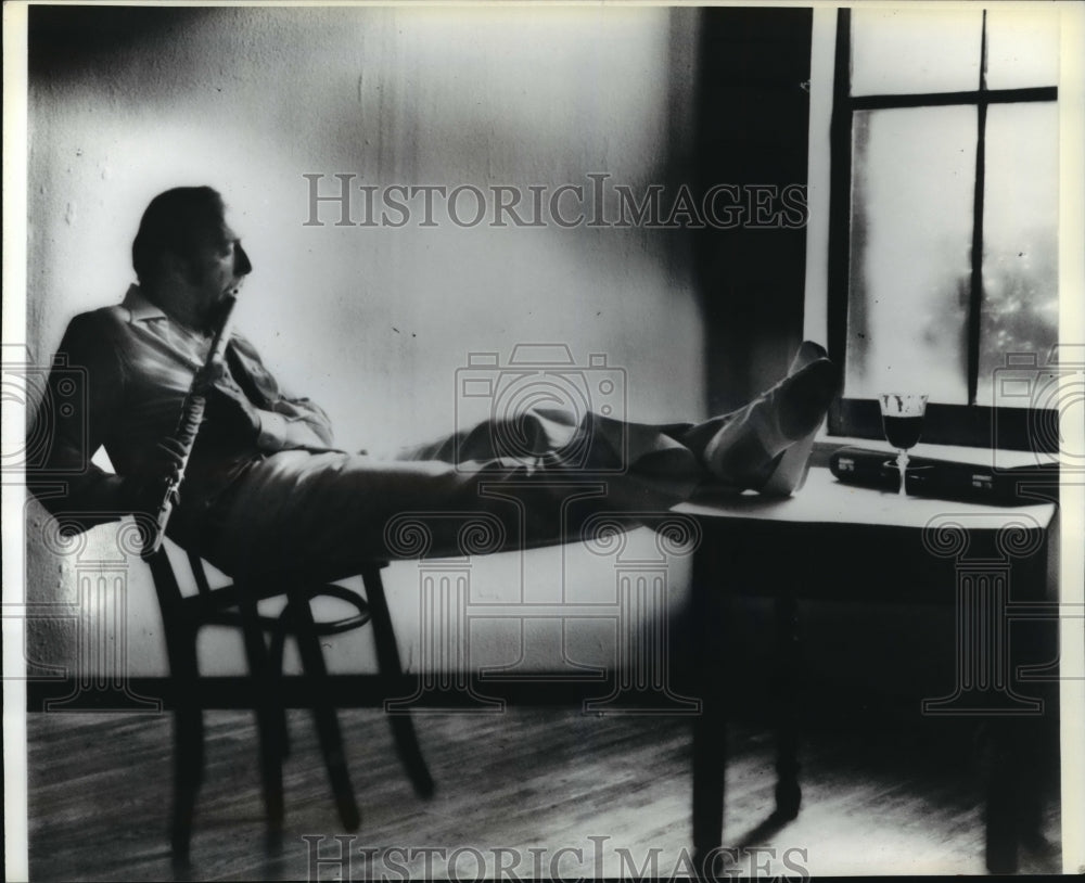 1981 Press Photo Flutist Herbie Mann sits with his feet uop - mja46132 - Historic Images