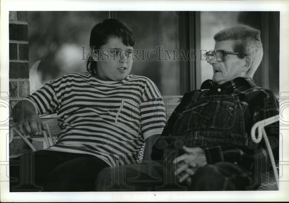 1990 Press Photo Josh Larson Chats With Ole Krogan At Nursing Home - Historic Images