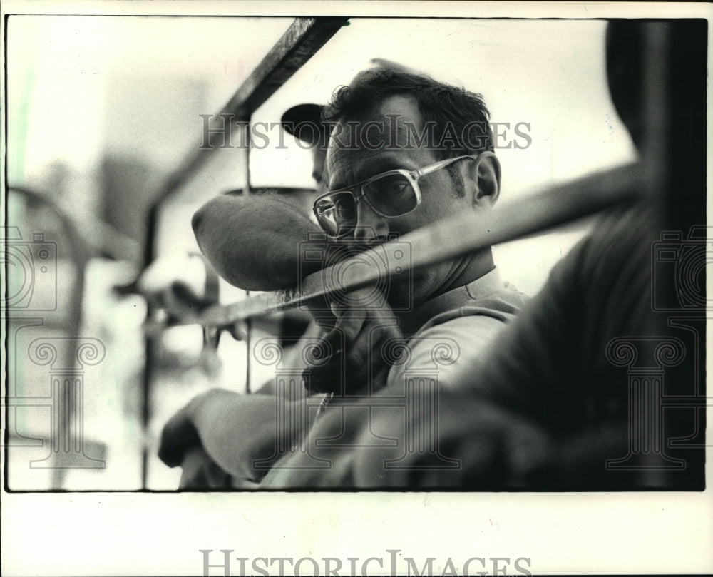 1987 Press Photo Joel Larsen Watches Auction Of His Cows - Historic Images