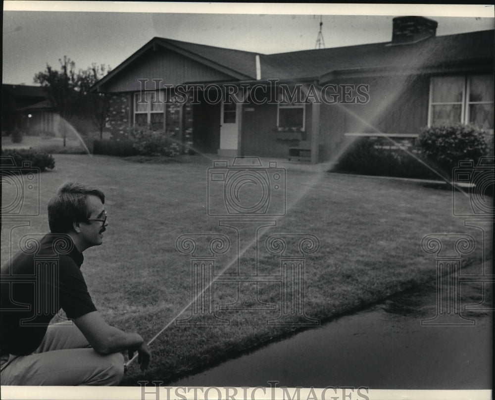 1985 Press Photo Thomas Emmerich Checks Sprinklers At His Brother Robert's Home - Historic Images