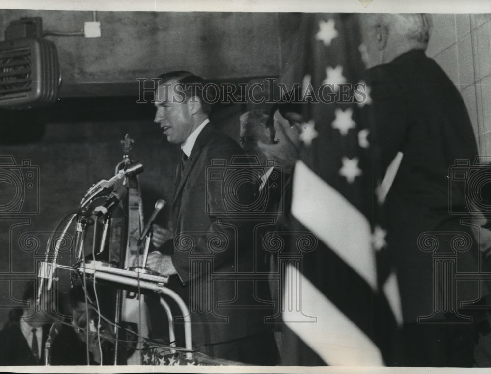 1969 Milwaukee&#39;s Captain James A. Lovell receives standing ovation - Historic Images