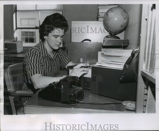 1962 Press Photo Mrs.Richard Baumann spends two days a week at the University. - Historic Images