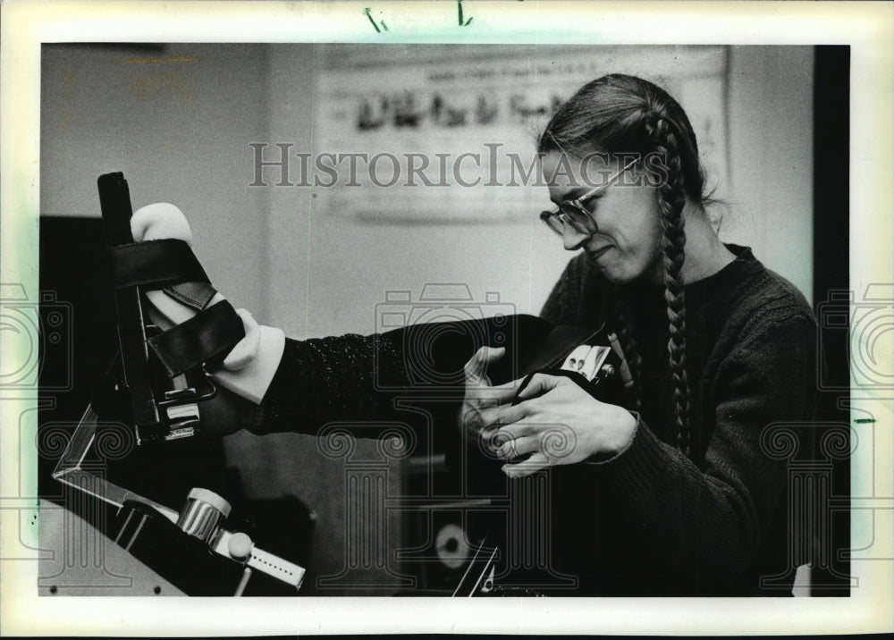 1984 Press Photo Susie Bauer during Therapy at the Sports Clinic of Milwaukee-Historic Images