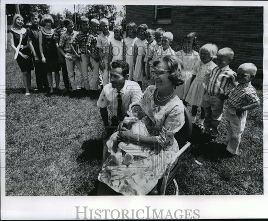 1965 Press Photo Howard And Elizabeth Landry With Their Children - Historic Images