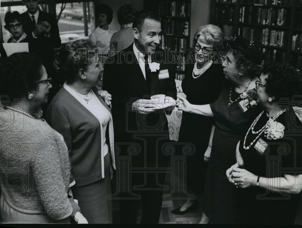 1963 Press Photo James Lovell Junior, US Astronaut Visits Milwaukee - mja46586-Historic Images