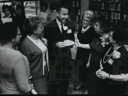 1963 Press Photo James Lovell Junior, US Astronaut Visits Milwaukee - mja46586-Historic Images