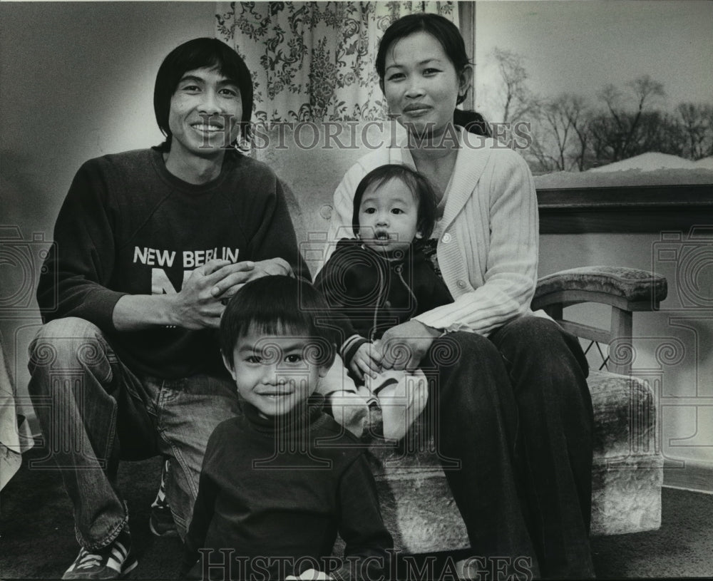 1982 Press Photo Family Of Laotian Refugees In Their Home In Waukesha - Historic Images