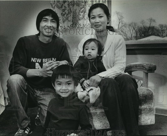 1982 Press Photo Family Of Laotian Refugees In Their Home In Waukesha - Historic Images
