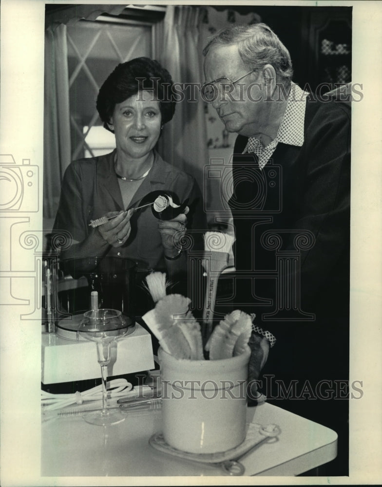 1984 Press Photo Wisconsin executives Joe and Jan Larson show of their brushes - Historic Images