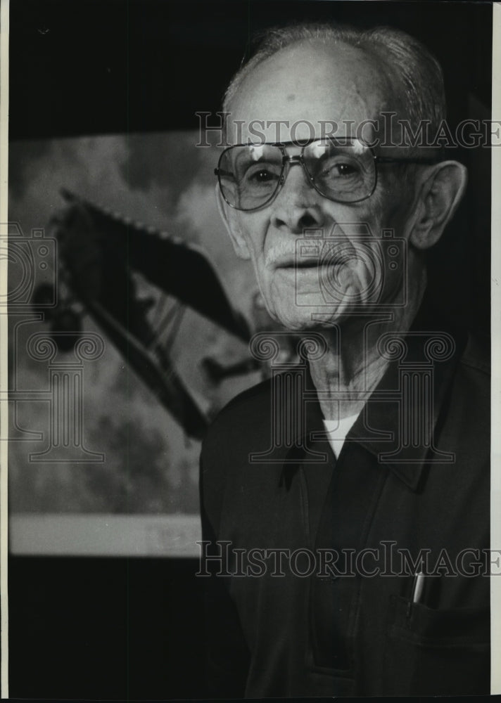 1988 Press Photo WWII Glider Pilot Bard Coatsworth Explains the Role of Gliders - Historic Images