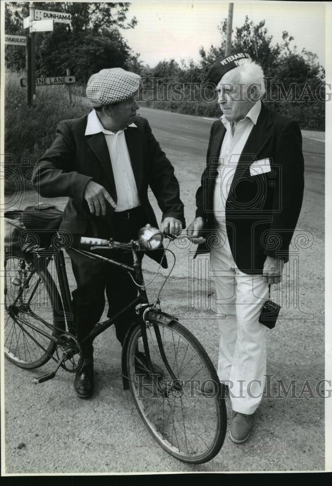 1992 Press Photo Walt Cranston Chats with Ivan Barker at England Memorial - Historic Images