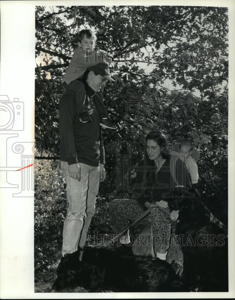 1992 Press Photo Laura Comer, Scott Burchill, & Children Hiking-Lapham Peak Park - Historic Images