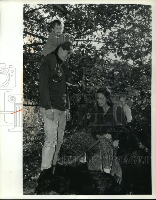 1992 Press Photo Laura Comer, Scott Burchill, & Children Hiking-Lapham Peak Park - Historic Images