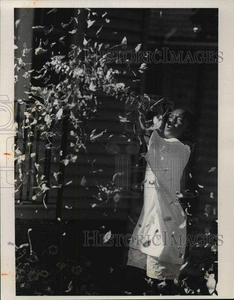 1992 Press Photo Hasina Huntley-Cooper Plays In Leaves Outiside Friend&#39;s Home - Historic Images
