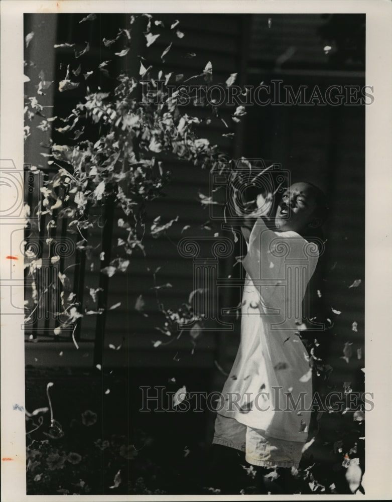 1992 Press Photo Hasina Huntley-Cooper Plays In Leaves Outiside Friend's Home - Historic Images