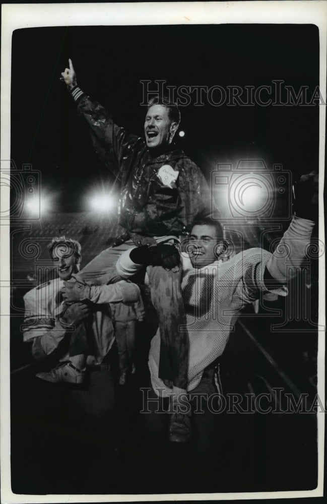 1989 Press Photo Bill Young, Memorial Coach, Gets Victory Ride from Players - Historic Images