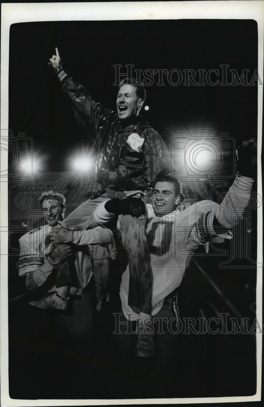 1989 Press Photo Bill Young, Memorial Coach, Gets Victory Ride from Players - Historic Images
