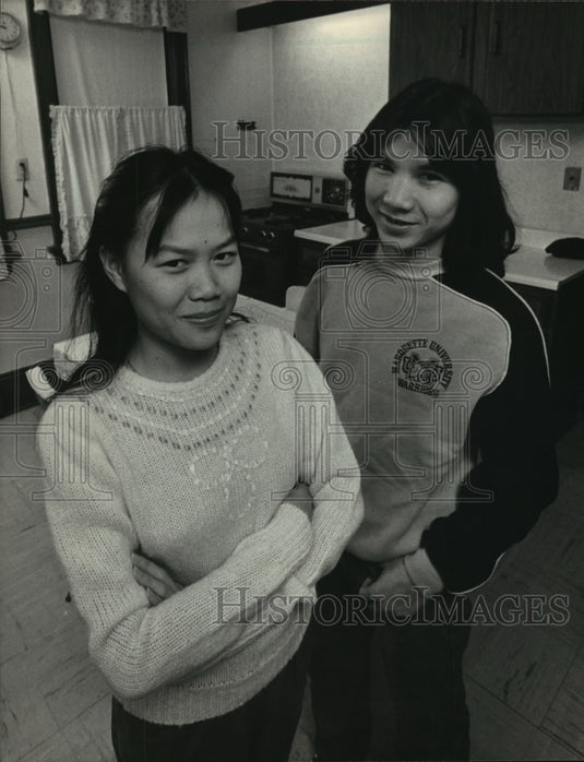 1983 Press Photo Refugees Pose in the Kitchen of Their New Home - Historic Images