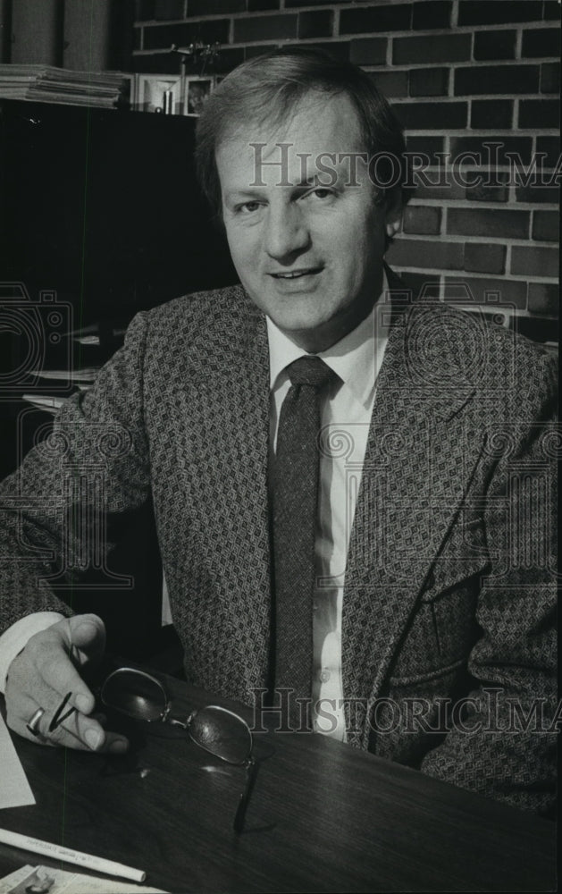 1981 Press Photo Earl Lebakken, The East High School Principal - Historic Images