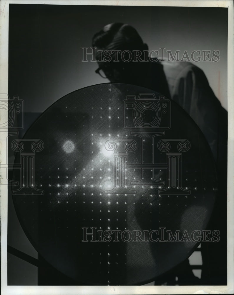 1964 Press Photo Westinghouse Research Laboratories study use of laser beams - Historic Images