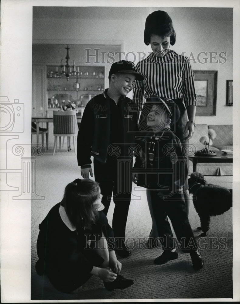1965 Press Photo Eddie Mathews&#39; family wears baseball gear on shopping trip - Historic Images