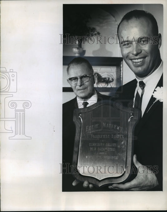 1965 Press Photo Ed Mathews, Braves' player, displays plaque in his honor - Historic Images