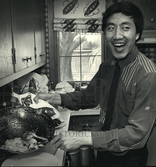 1987 Press Photo Robert Yao Emphasizes Chinese History, Culture and Cuisine - Historic Images