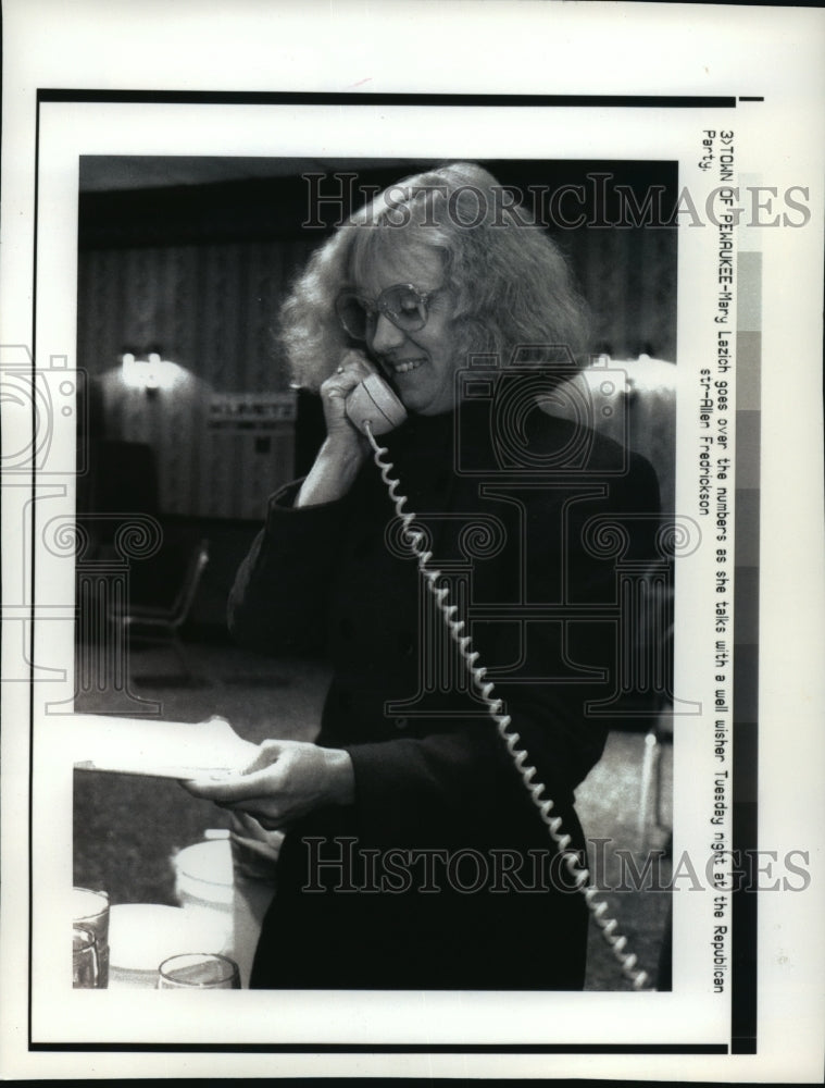 1992 Press Photo Mary Lazich, Waukesha County supervisor goes over the numbers - Historic Images