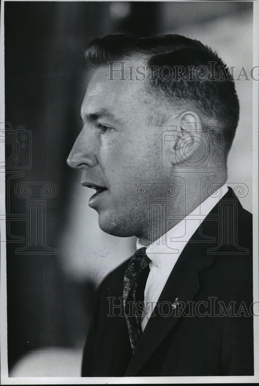1966 Press Photo Astronaut James Lovell visits Milwaukee - Historic Images