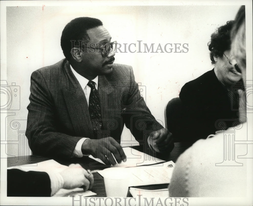 1989 Press Photo C. Edward Lawrence superintendent for 24 Mil. public schools - Historic Images