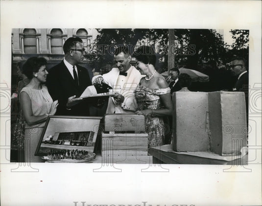 1964 Press Photo The Wisconsin Exhibit showcased Wisconsin cheese in New York - Historic Images